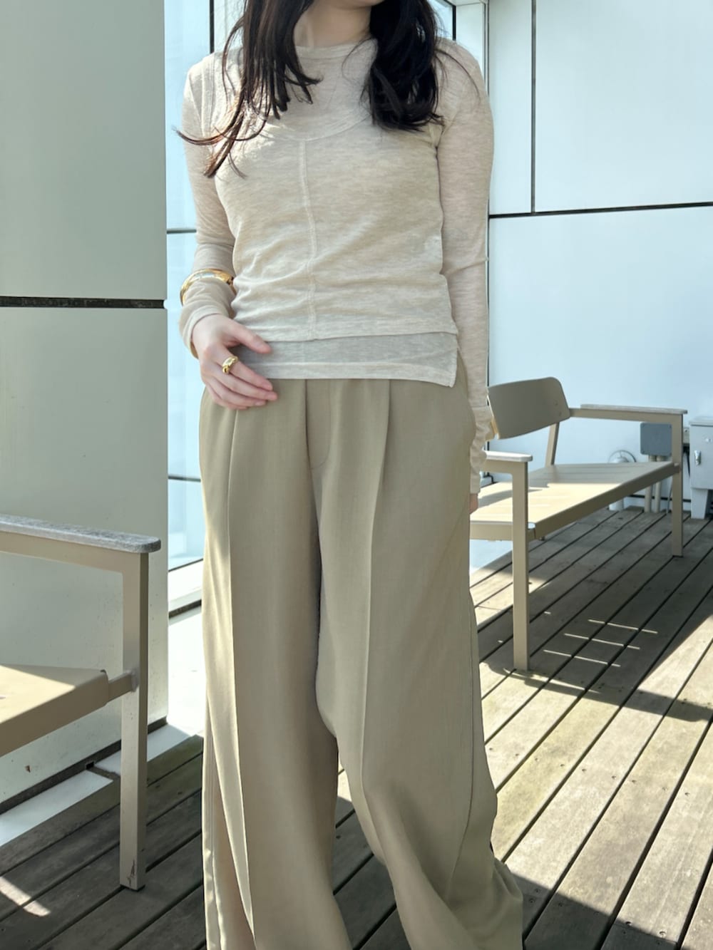 「大人カジュアル、レイヤードスタイル、シンプルコーデ、淡色コーデ、大人かわいい、おでかけコーデ、リラックススタイル、春服コーデ、シースルー、シンプル・ベーシック、休日スタイル、Tシャツ、パンツスタイル、ベージュ、ootd」｜「cloencの【手洗い可】2WAYレイヤードプルオーバー（その他トップス、ベージュ系）」を使った、cloencさん（レディース・157cm）の春コーディネートの7枚目の写真