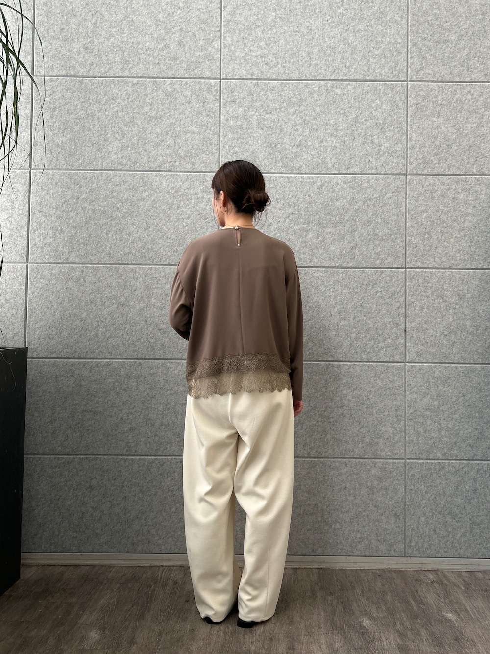ブラウン系のシャツ/ブラウス、ホワイト系のその他パンツを着用したレディースの秋コーディネートの3枚目の写真