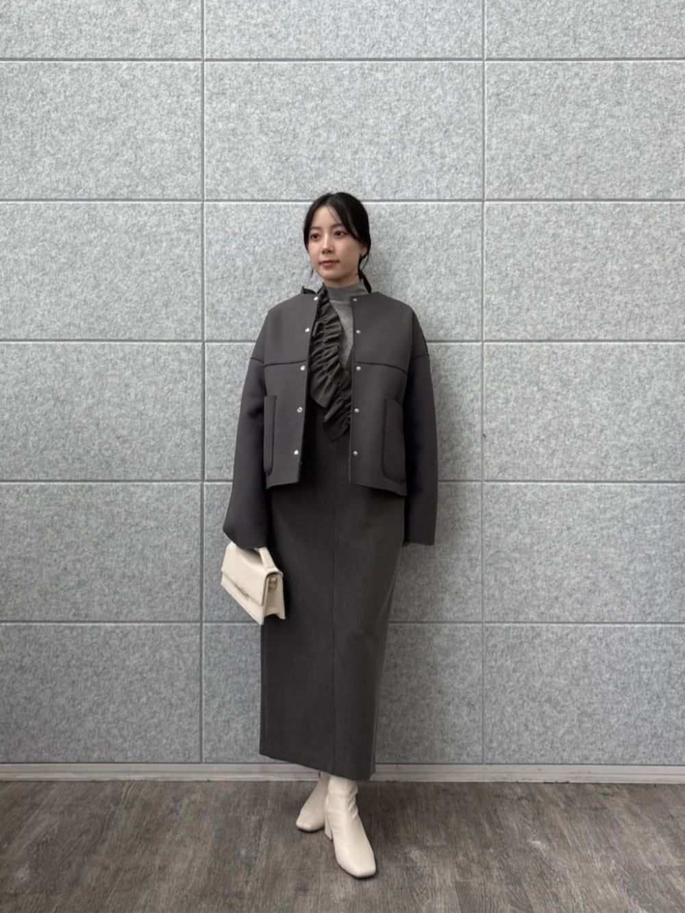 グレー系のニット/セーター、グレー系のワンピース、グレー系のブルゾンを着用したレディースの秋コーディネートの2枚目の写真