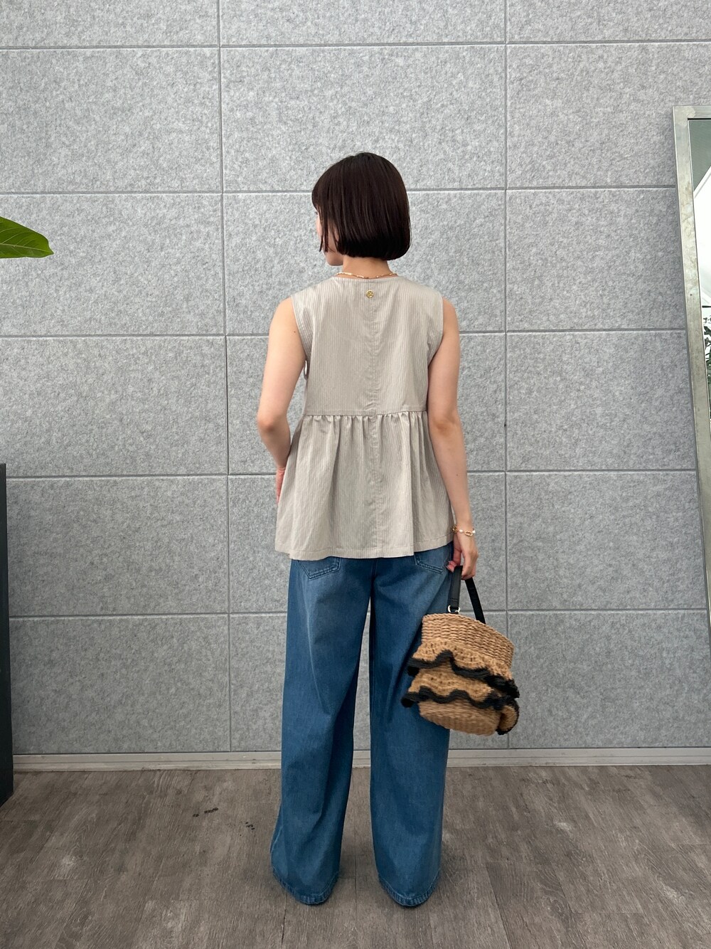 グレー系のシャツ/ブラウス、ブルー系のデニムパンツを着用したレディースの夏コーディネートの3枚目の写真