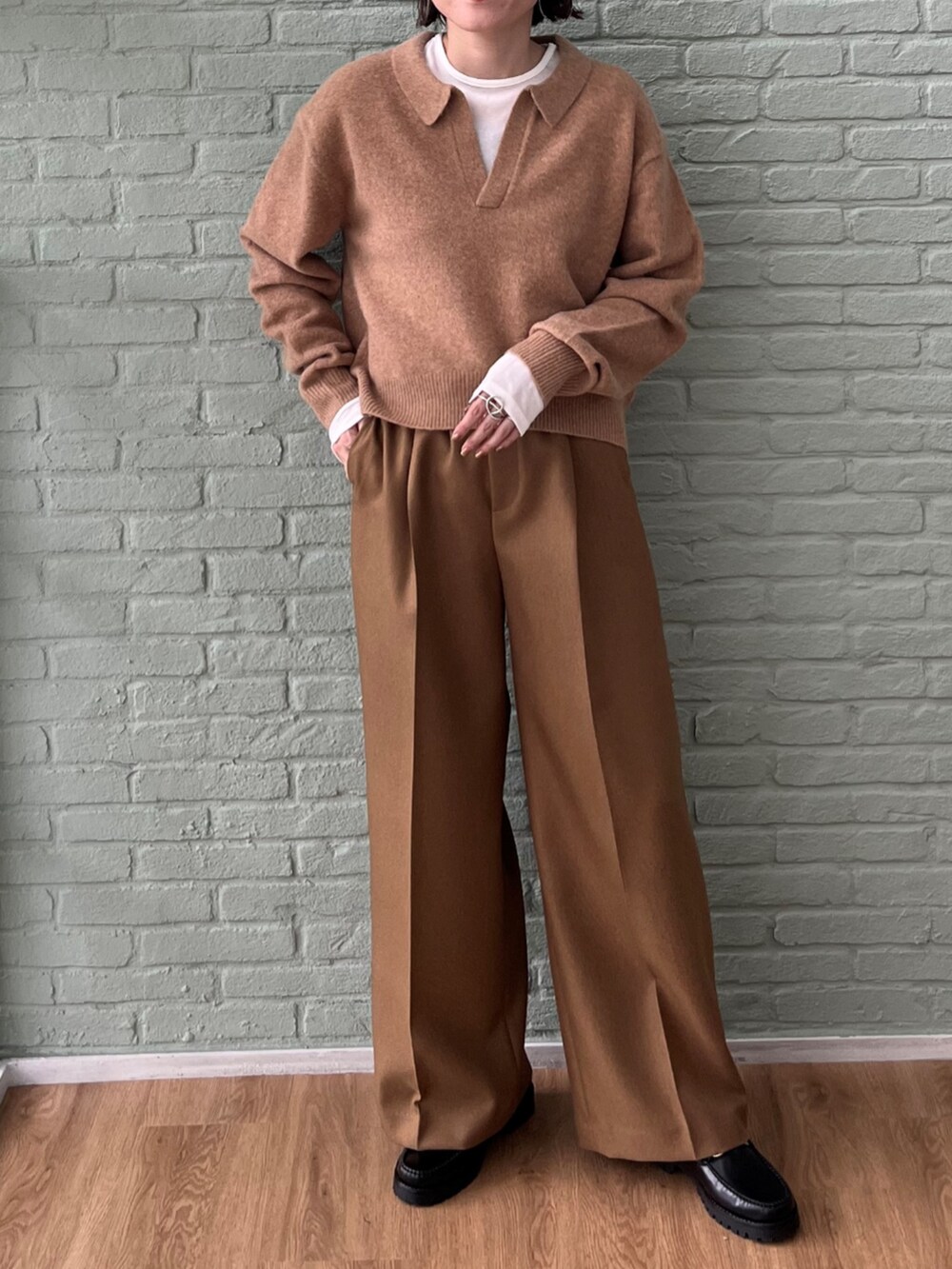 ホワイト系のTシャツ/カットソー、イエロー系のその他パンツ、イエロー系のニット/セーターを着用したレディースの秋コーディネートの2枚目の写真