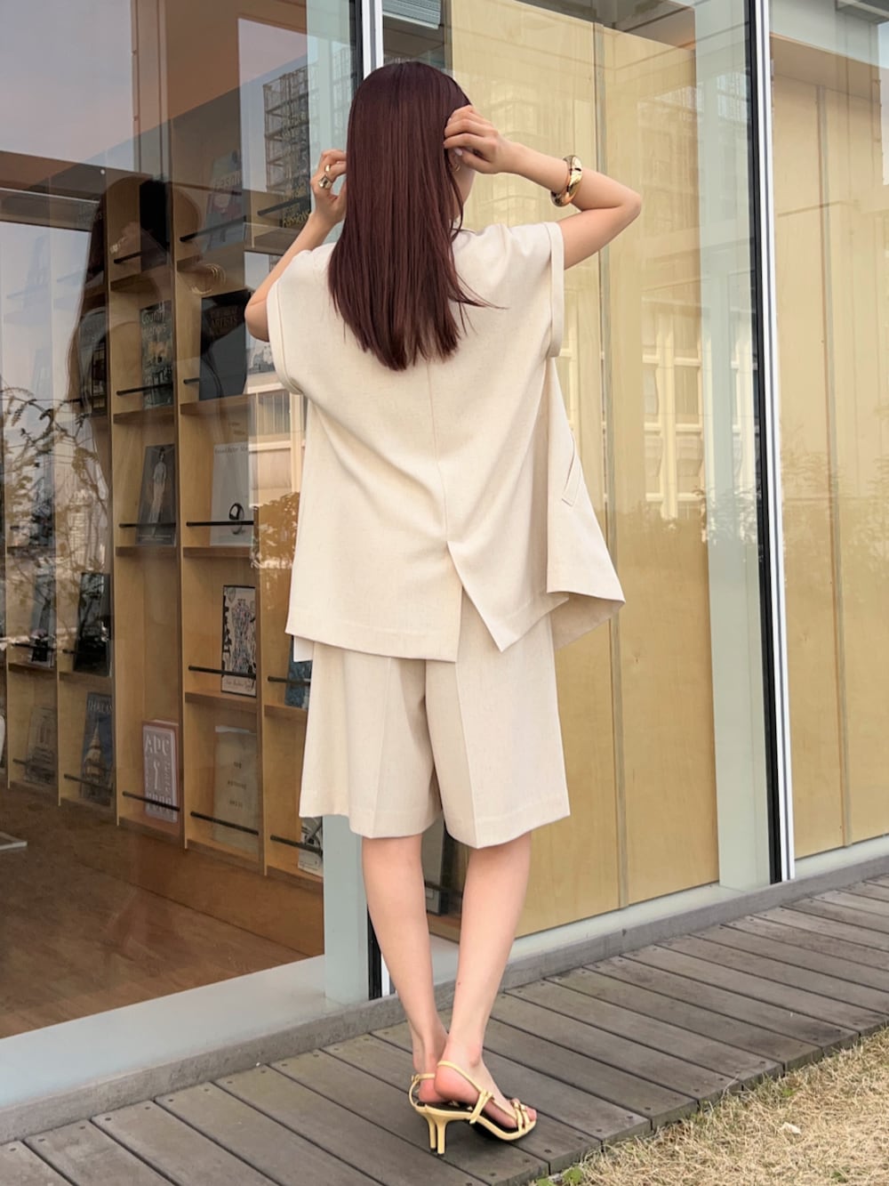 ホワイト系のタンクトップ、ホワイト系のその他パンツ、ホワイト系のテーラードジャケットを着用したレディースの春コーディネートの4枚目の写真