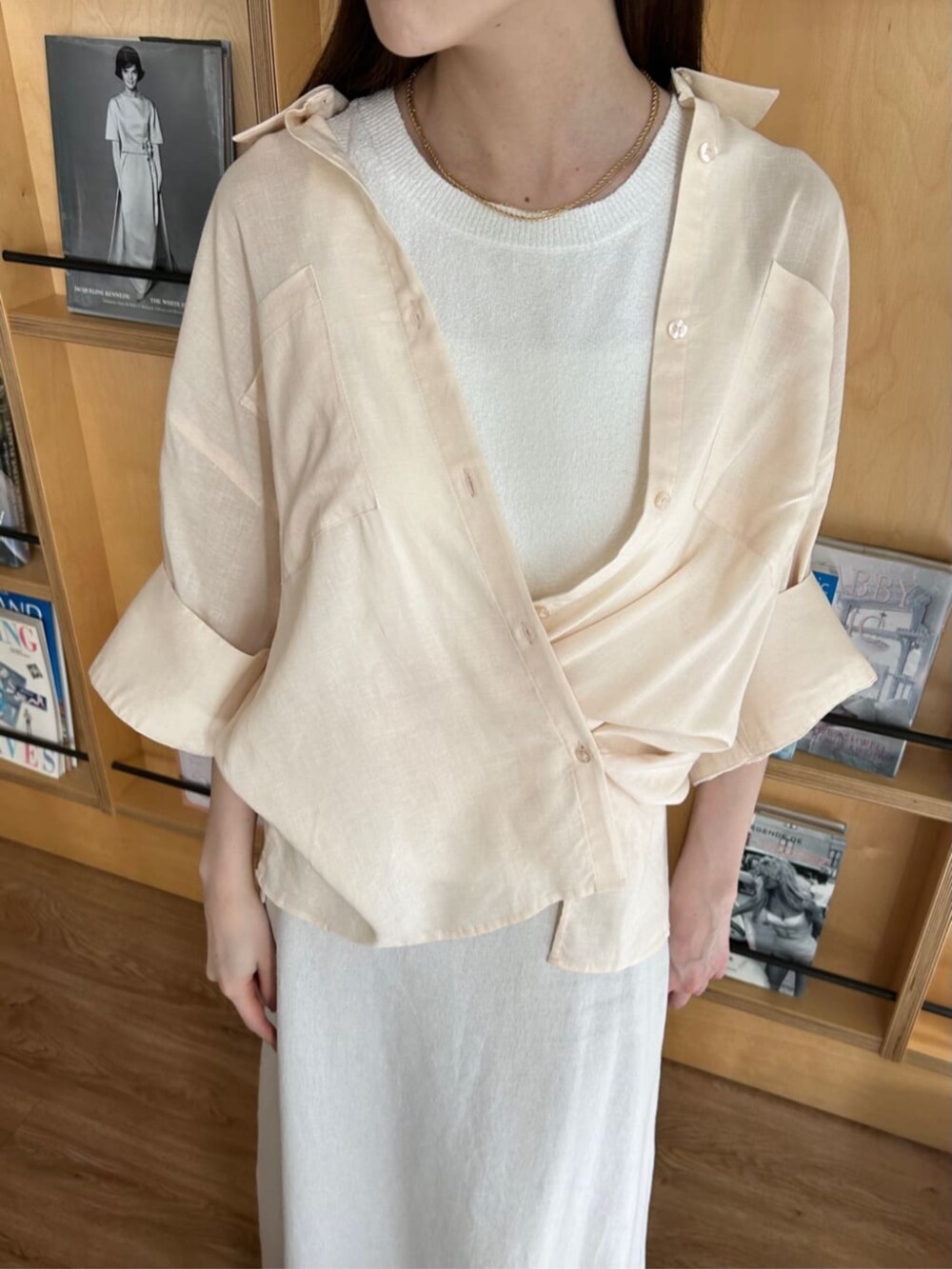 「夏コーデ、半袖シャツ、レイヤードスタイル、シャツスタイル、お出かけコーデ、休日スタイル、シンプルスタイル、大人女子、今日のコーデ、大人可愛い、シンプル・ベーシック、outfit、オフィススタイル、淡色コーデ、きれいめカジュアル」｜「cloencの【手洗い可】ブークレータンクトップ（タンクトップ、ホワイト系）」を使った、cloencさん（レディース・163cm）の夏コーディネートの5枚目の写真