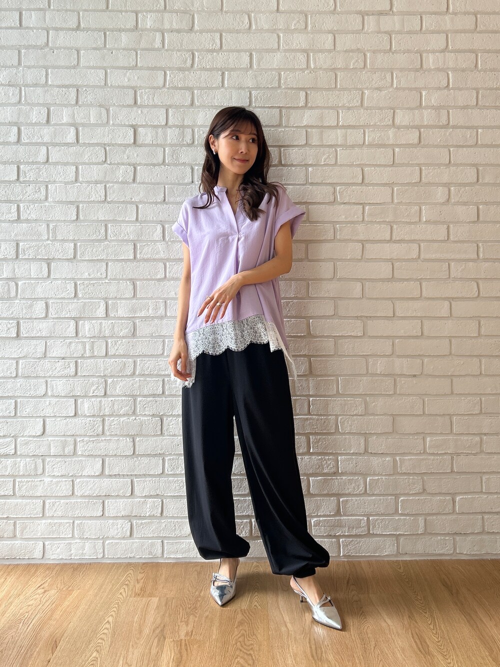 パープル系のシャツ/ブラウス、ブラック系のその他パンツを着用したレディースの夏コーディネートの3枚目の写真