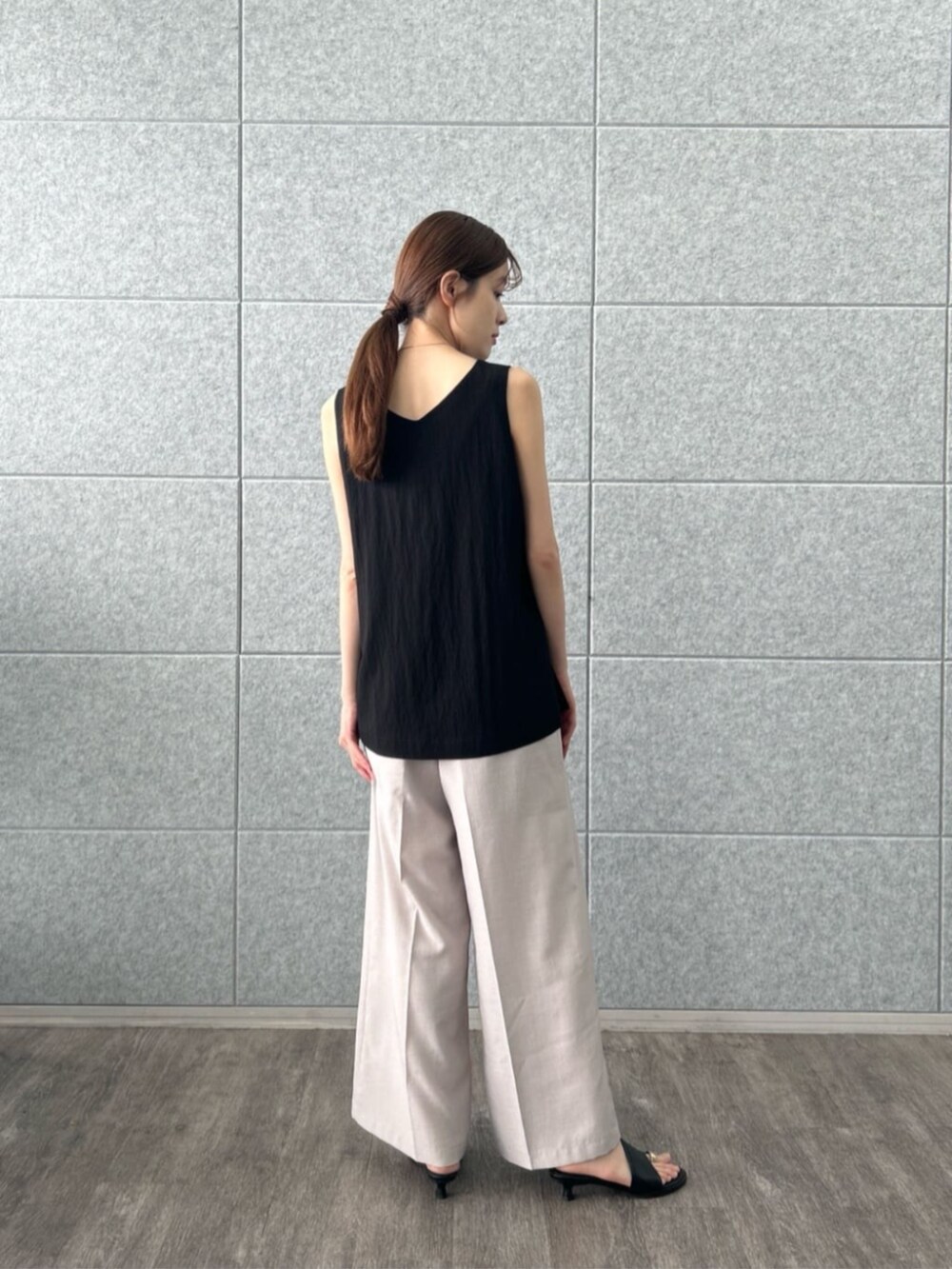 ブラック系のシャツ/ブラウス、グレー系のその他パンツを着用したレディースの夏コーディネートの3枚目の写真