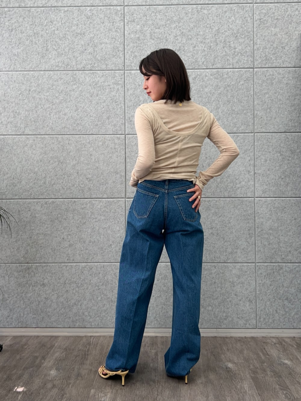 「ロンT、シアートップス、春服、大人かわいい、大人女子、デニムコーデ、大人カジュアルコーデ、お出かけコーデ、休日スタイル、デニム、カジュアルスタイル、ラクチンコーデ」｜「cloencの【美脚パンツ】コットンデニムワイドパンツ（デニムパンツ、ブルー系）」を使った、cloencさん（レディース・158cm）の春コーディネートの4枚目の写真