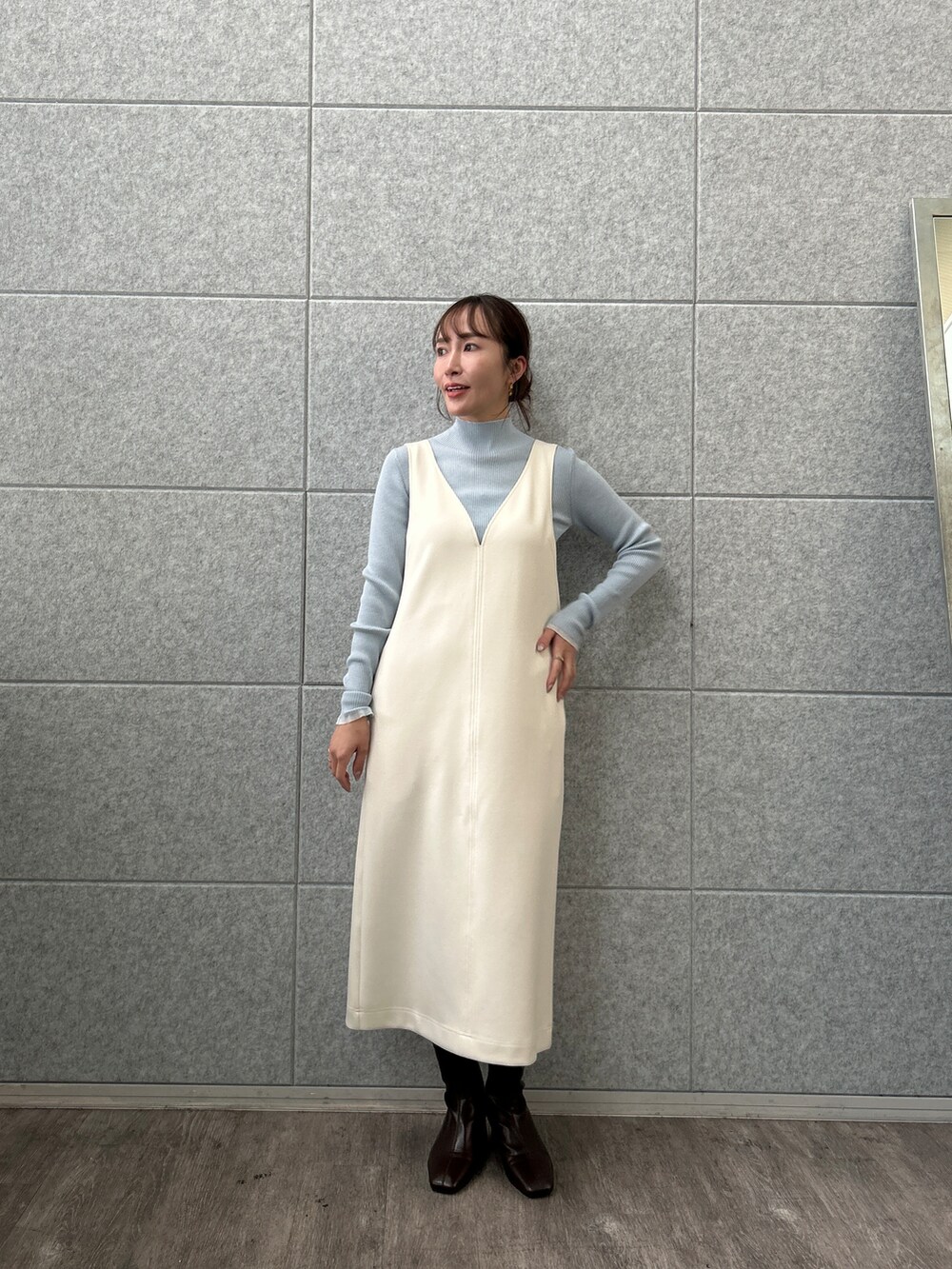 ブルー系のニット/セーター、ホワイト系のブルゾン、ホワイト系のワンピースを着用したレディースの秋コーディネートの7枚目の写真