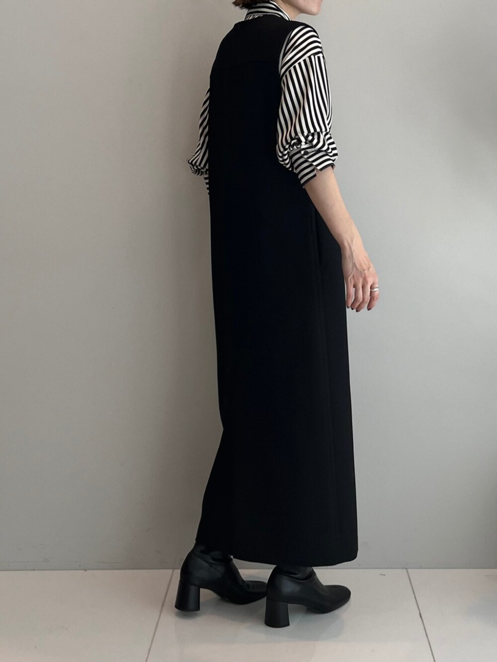 ブラック系のワンピース、ブラック系のシャツ/ブラウスを着用したレディースの秋コーディネートの4枚目の写真