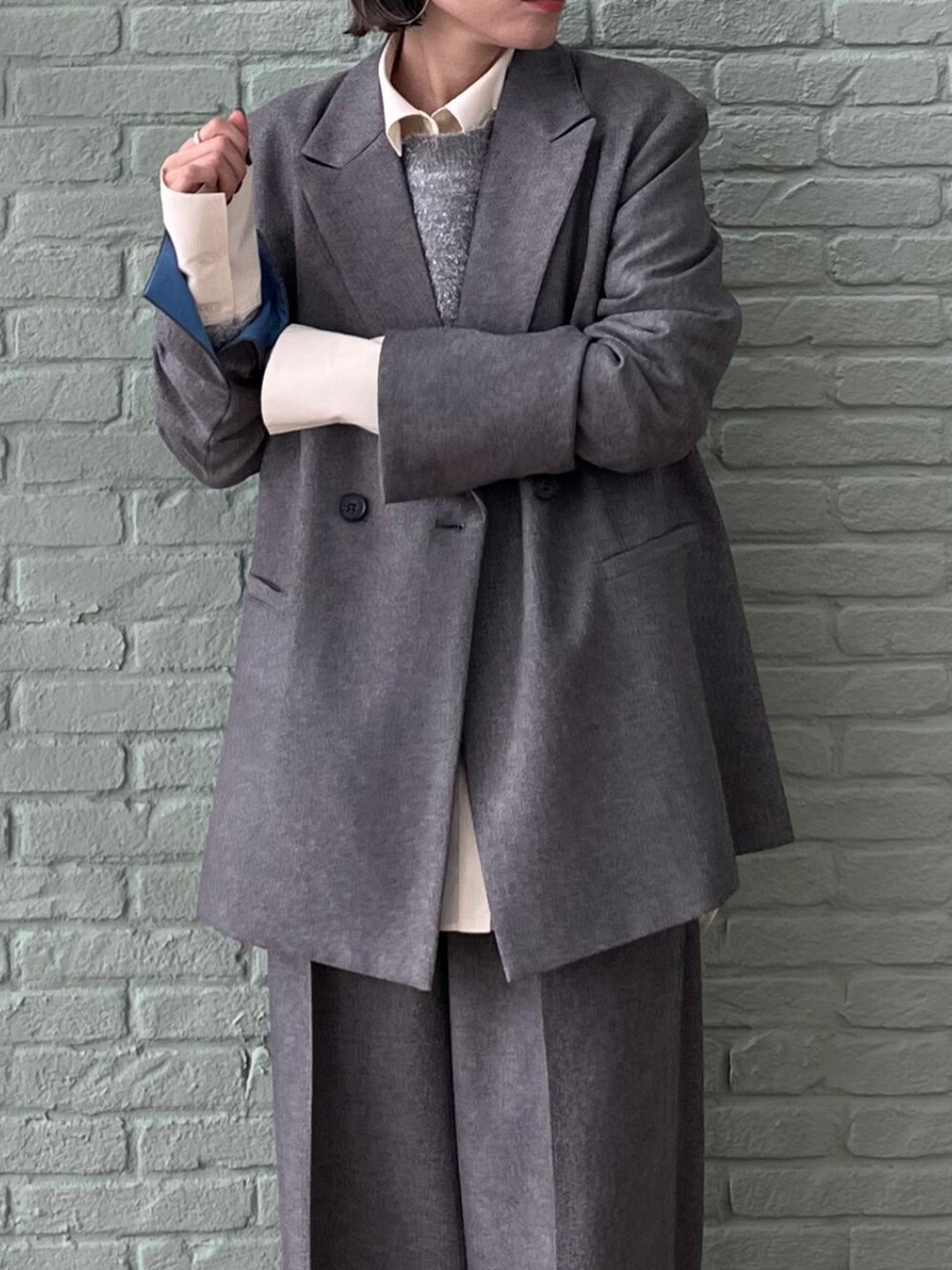 グレー系のテーラードジャケット、グレー系のその他パンツ、グレー系のニット/セーターを着用したレディースの秋コーディネートの5枚目の写真