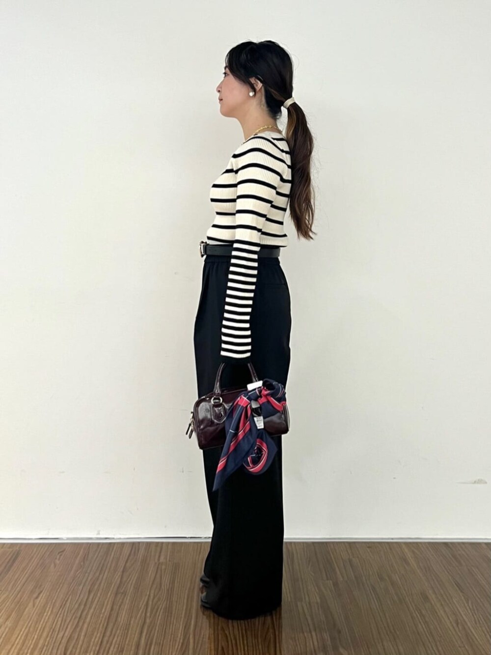 ベージュ系のニット/セーター、ブラック系のその他パンツを着用したレディースの秋コーディネートの3枚目の写真