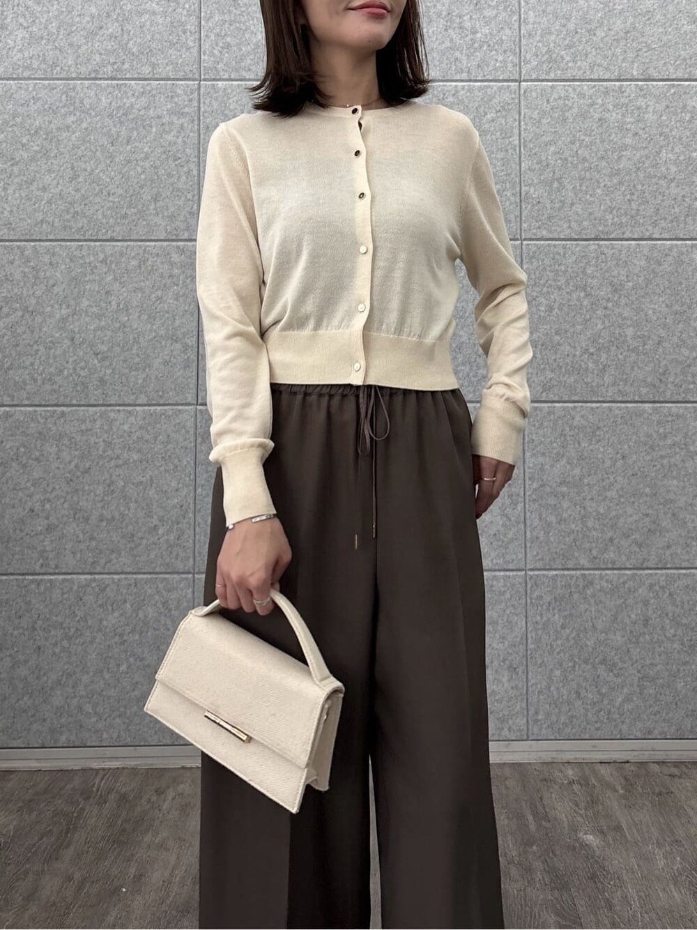 ホワイト系のカーディガン/ボレロ、ブラウン系のその他パンツを着用したレディースの秋コーディネートの7枚目の写真