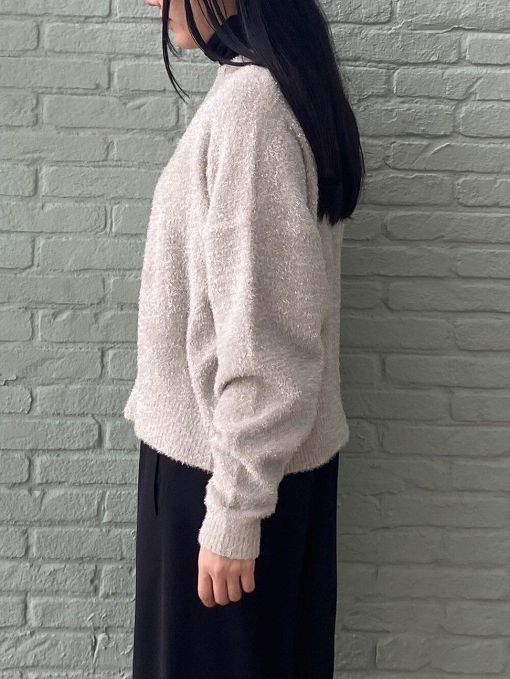 ブラック系のTシャツ/カットソー、ブラック系のその他パンツ、ベージュ系のニット/セーターを着用したレディースの秋コーディネートの6枚目の写真