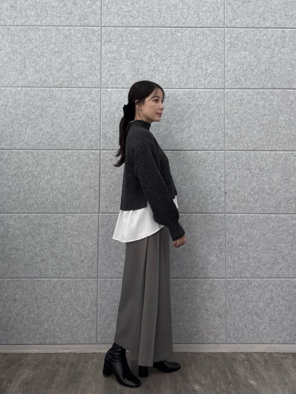 グレー系のスカート、グレー系のニット/セーターを着用したレディースの秋コーディネートの5枚目の写真