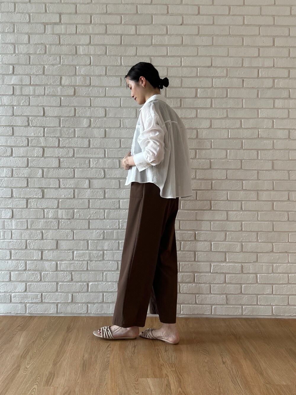 ホワイト系のシャツ/ブラウス、ブラウン系のサロペット/オーバーオールを着用したレディースの春コーディネートの6枚目の写真