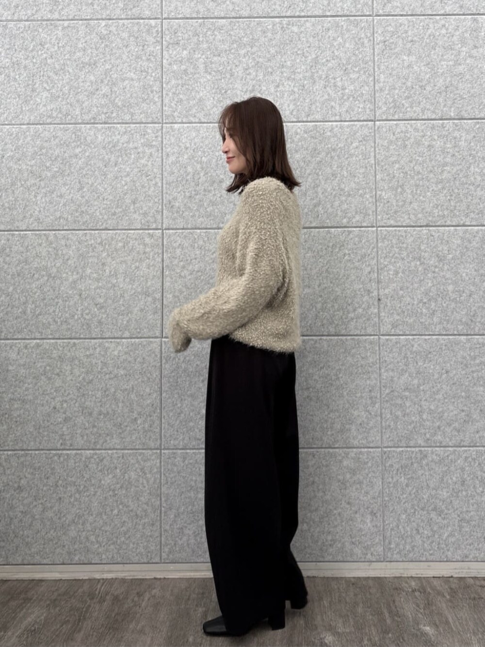 ブラック系のその他パンツ、ベージュ系のニット/セーターを着用したレディースの秋コーディネートの4枚目の写真