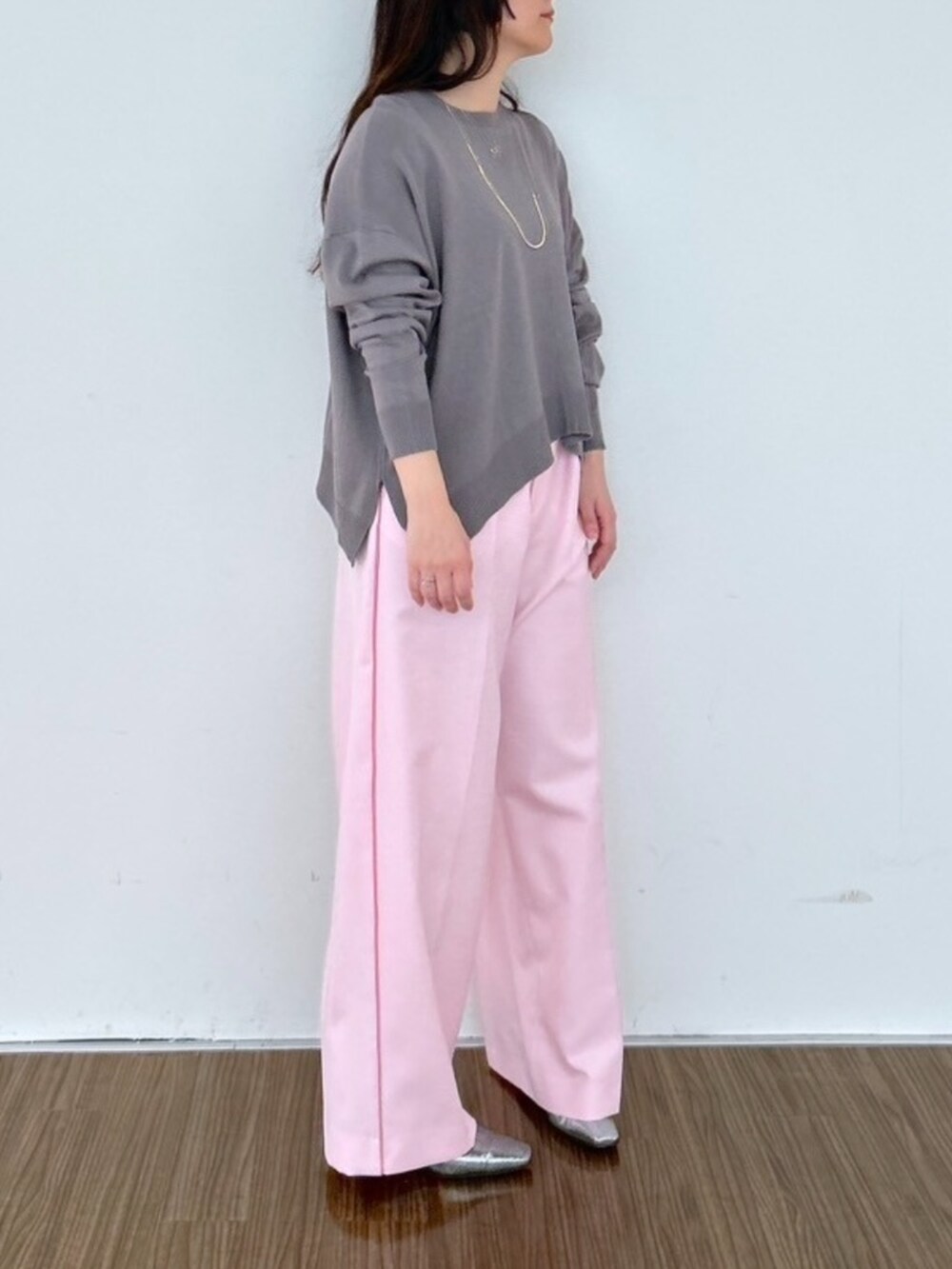 ピンク系のその他パンツ、グレー系のニット/セーターを着用したレディースの春コーディネートの4枚目の写真
