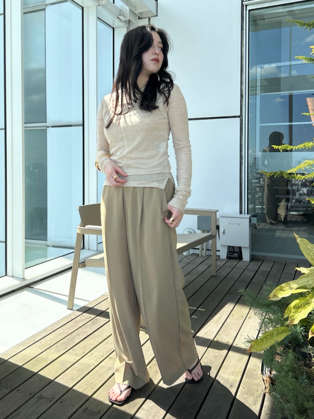 「大人カジュアル、レイヤードスタイル、シンプルコーデ、淡色コーデ、大人かわいい、おでかけコーデ、リラックススタイル、春服コーデ、シースルー、シンプル・ベーシック、休日スタイル、Tシャツ、パンツスタイル、ベージュ、ootd」｜「cloencの【手洗い可】2WAYレイヤードプルオーバー（その他トップス、ベージュ系）」を使った、cloencさん（レディース・157cm）の春コーディネートの2枚目の写真