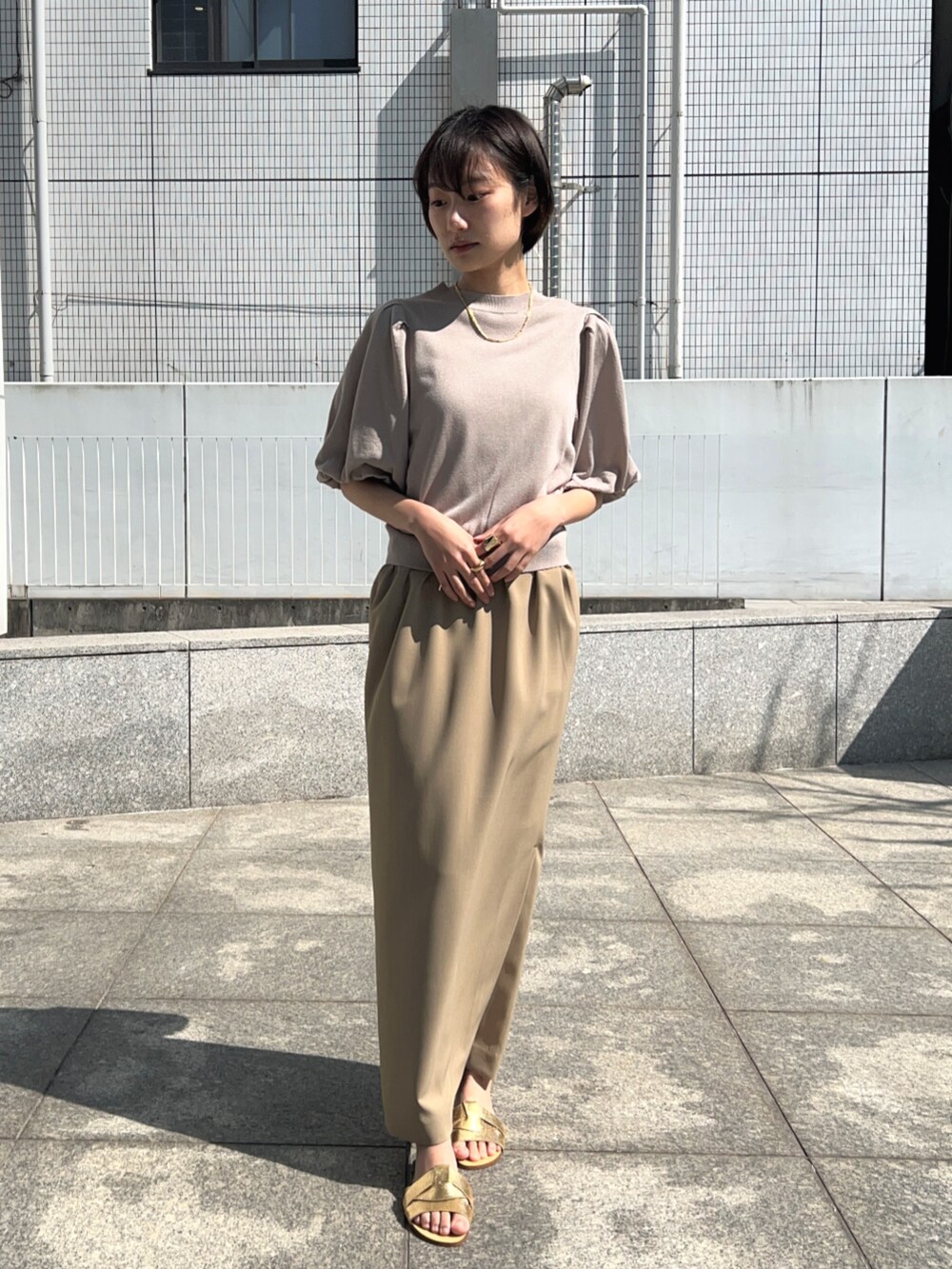 「春色、オトナカジュアル、シンプルスタイル、大人女子、春、淡色コーデ、大人コーデ、お出かけコーデ、ラクチンコーデ、ニット、休日スタイル、オフィスカジュアル、ワントーンコーデ」｜「cloencの【セットアップ／通勤】スリットIラインスカート（スカート、ベージュ系）」を使った、cloencさん（レディース・158cm）の春コーディネートの3枚目の写真