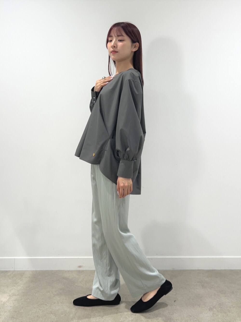 グレー系のシャツ/ブラウスを着用したレディースの春コーディネートの3枚目の写真