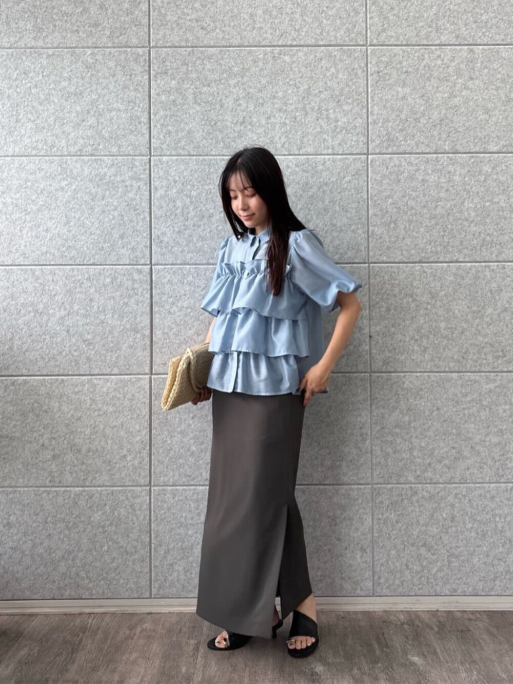 グレー系のスカート、ブルー系のシャツ/ブラウスを着用したレディースの夏コーディネートの2枚目の写真