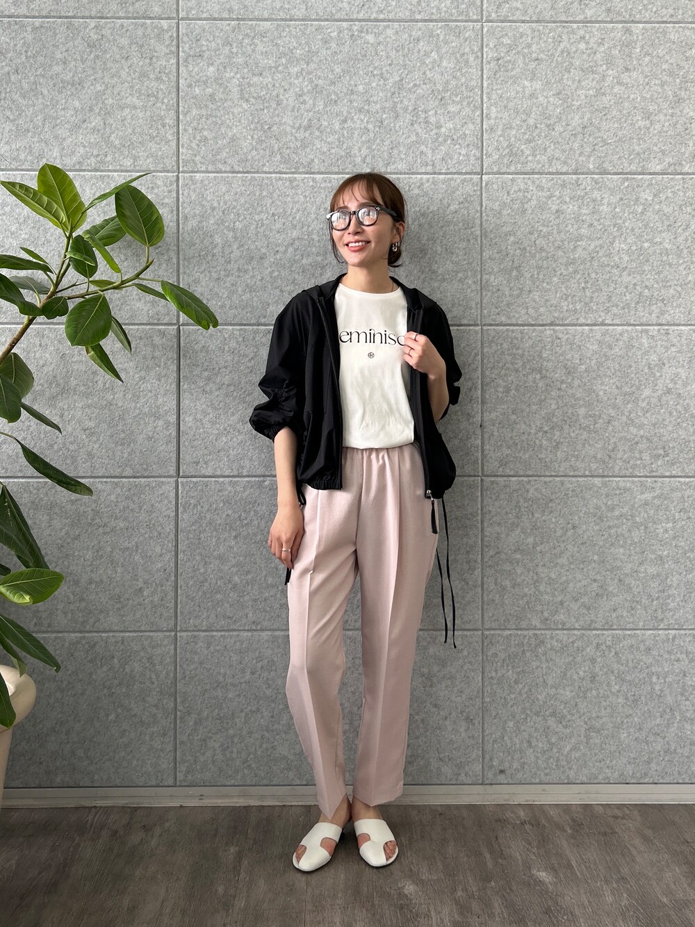 ブラック系のブルゾン、ホワイト系のTシャツ/カットソーを着用したレディースの春コーディネートの4枚目の写真
