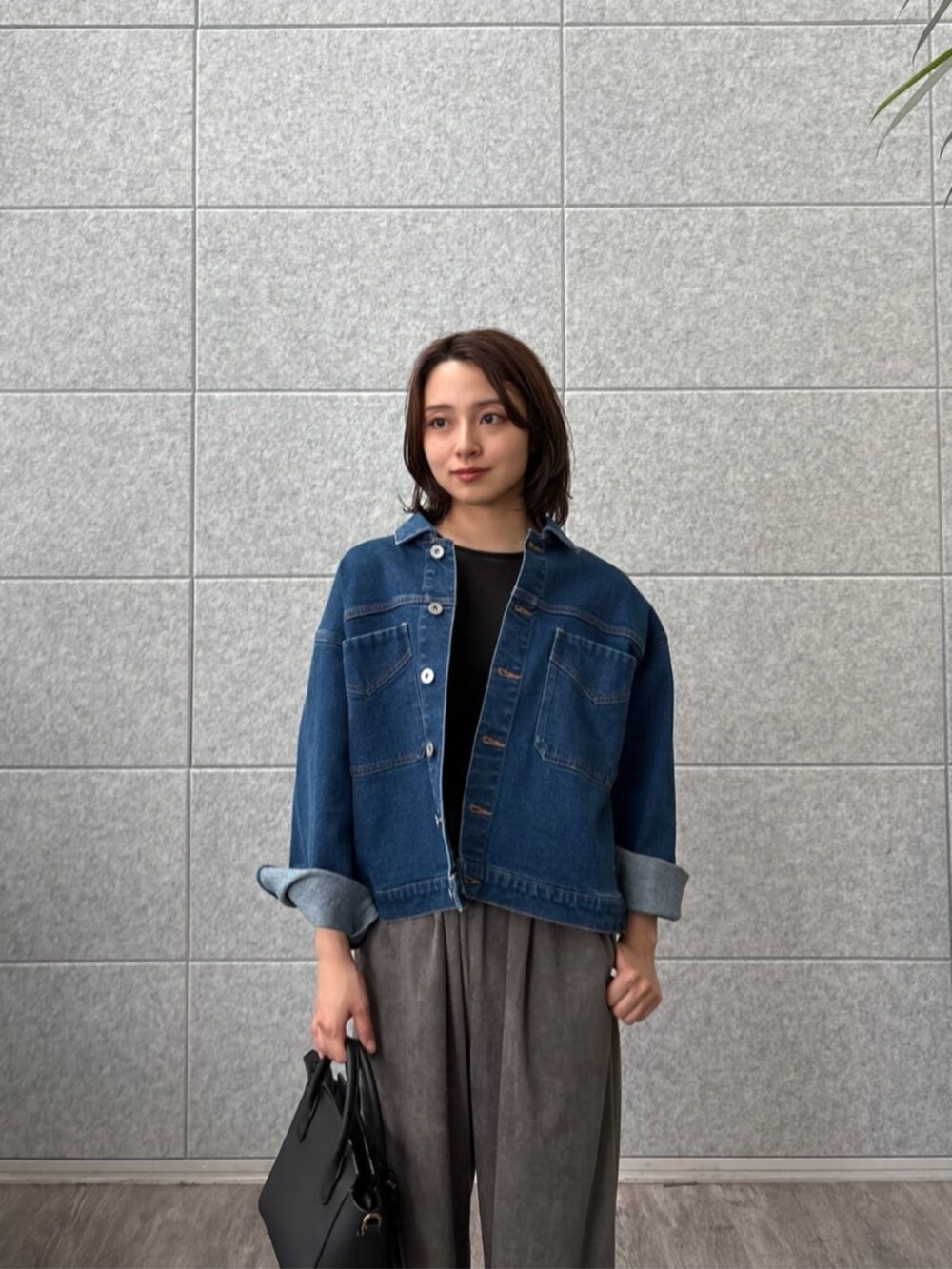 ブラック系のTシャツ/カットソー、ブルー系のデニムジャケットを着用したレディースの秋コーディネートの7枚目の写真