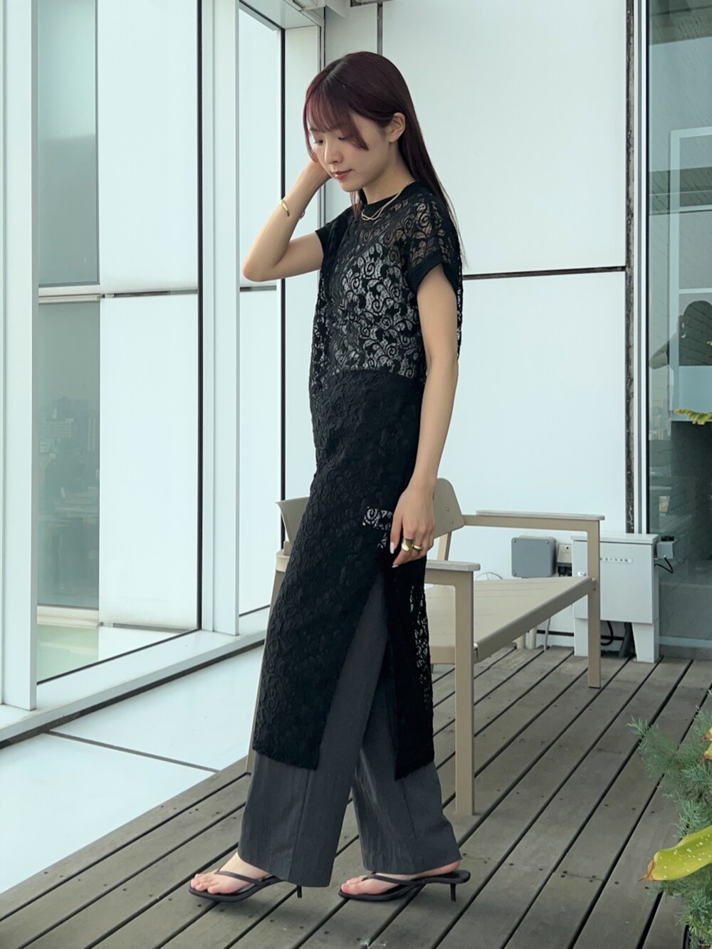 ホワイト系のタンクトップ、ブラック系のワンピース、グレー系のその他パンツを着用したレディースの春コーディネートの4枚目の写真