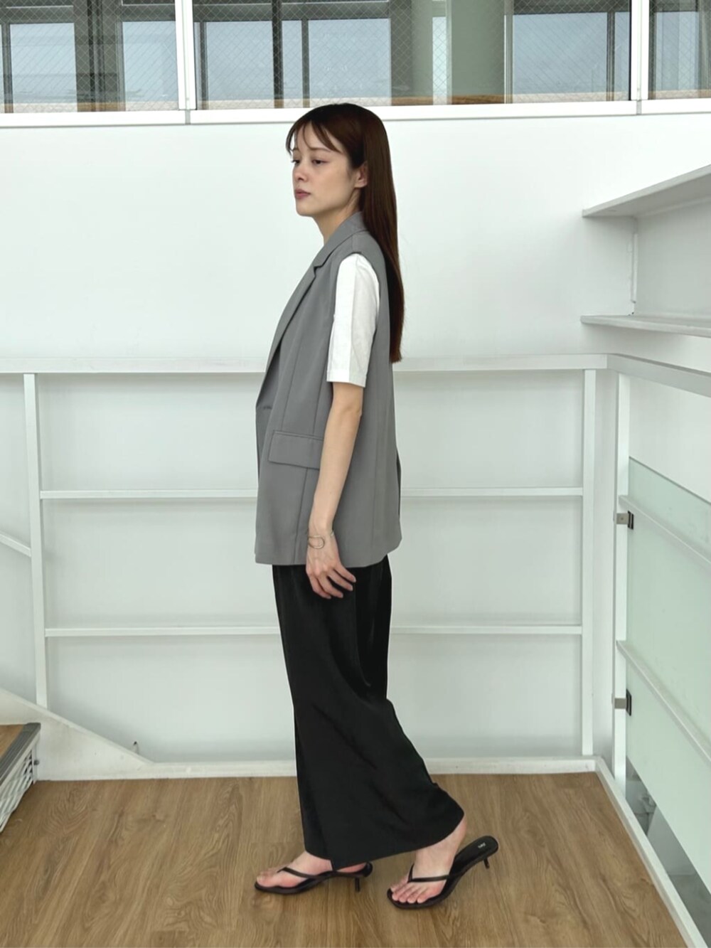 グレー系のベスト、ホワイト系のTシャツ/カットソー、ブラック系のその他パンツを着用したレディースの夏コーディネートの2枚目の写真