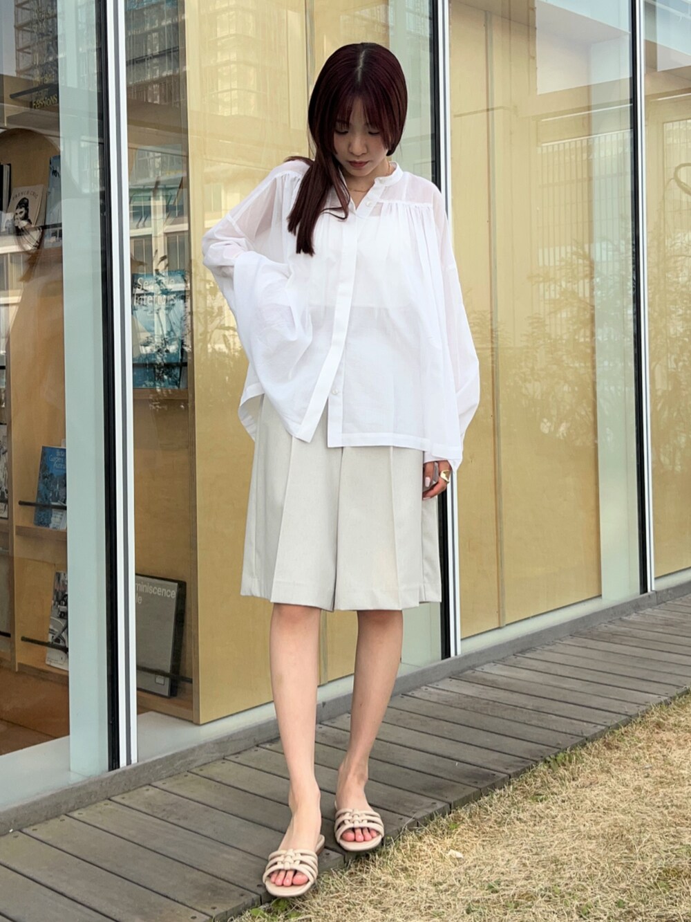 ホワイト系のタンクトップ、ホワイト系のシャツ/ブラウス、ホワイト系のその他パンツを着用したレディースの春コーディネートの4枚目の写真