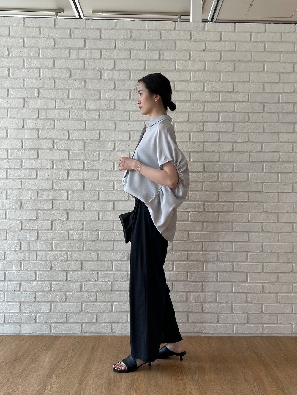 グレー系のシャツ/ブラウス、ブラック系のその他パンツを着用したレディースの春コーディネートの3枚目の写真