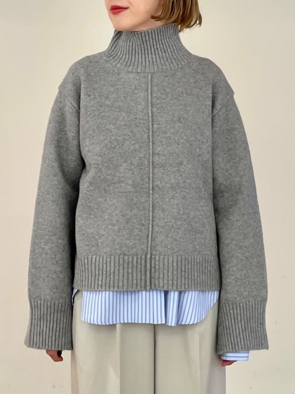 ベージュ系のその他パンツ、グレー系のニット/セーター、ブルー系のシャツ/ブラウスを着用したレディースの秋コーディネートの7枚目の写真