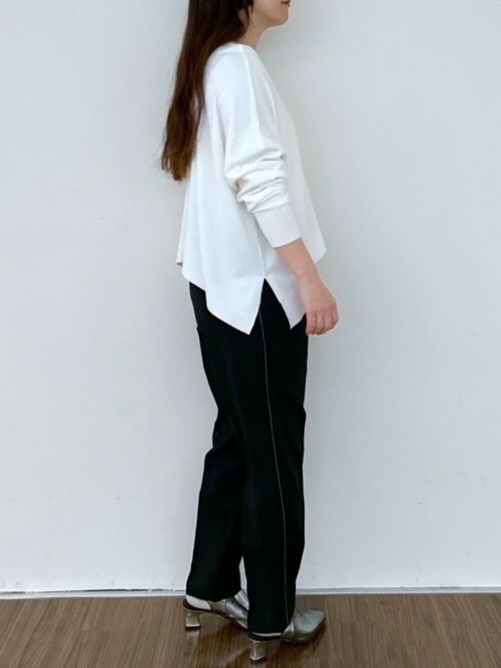 ホワイト系のニット/セーター、ブラック系のその他パンツを着用したレディースの春コーディネートの3枚目の写真