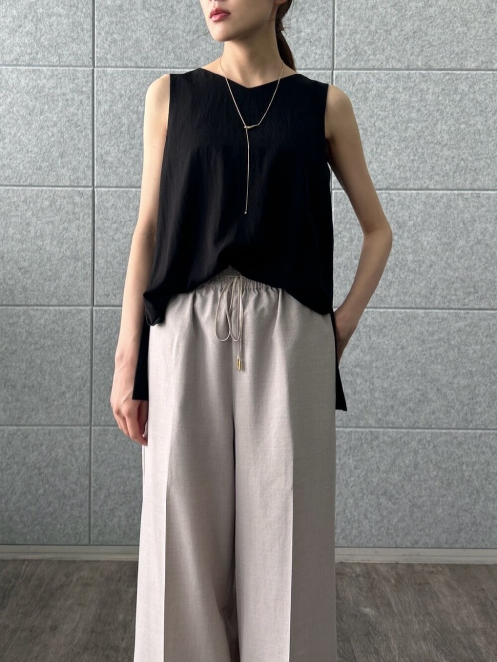 ブラック系のシャツ/ブラウス、グレー系のその他パンツを着用したレディースの夏コーディネートの4枚目の写真