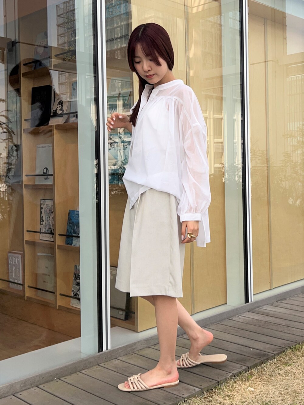 ホワイト系のタンクトップ、ホワイト系のシャツ/ブラウス、ホワイト系のその他パンツを着用したレディースの春コーディネートの6枚目の写真