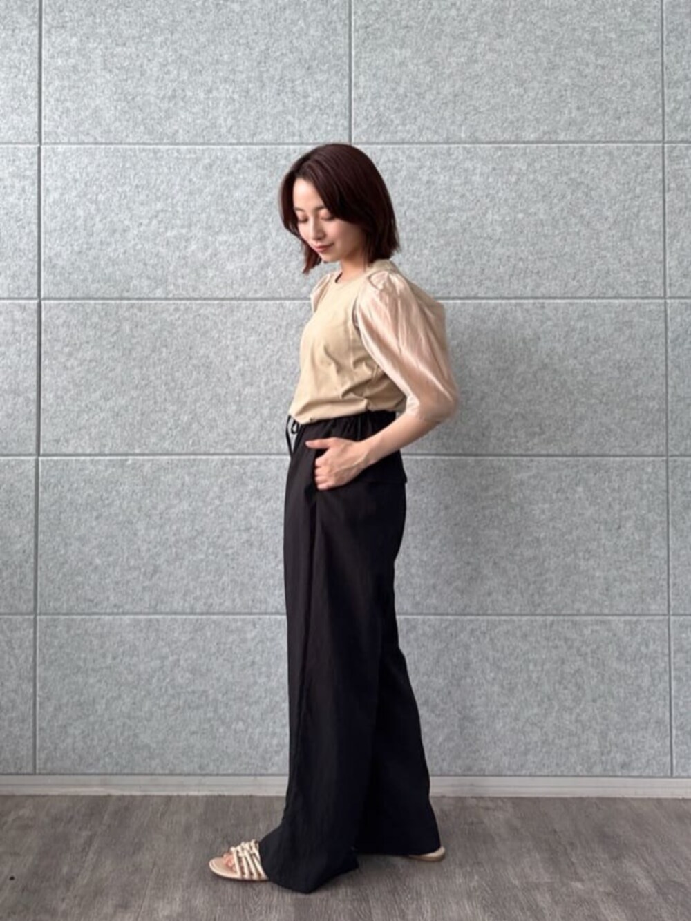 ブラック系のその他パンツ、ベージュ系のTシャツ/カットソーを着用したレディースの夏コーディネートの2枚目の写真