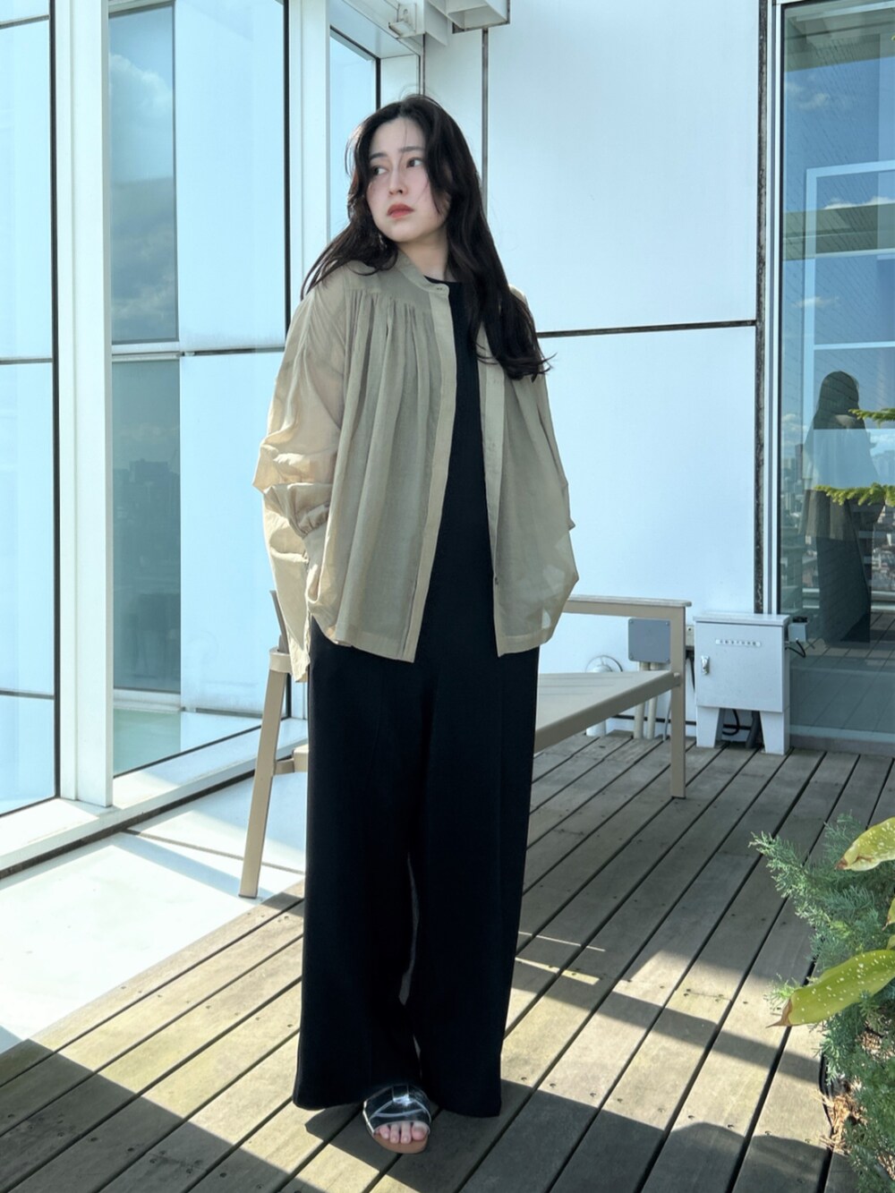 「大人カジュアル、大人かわいい、おでかけコーデ、リラックススタイル、春服コーデ、シンプル・ベーシック、ブラウスコーデ、シアートップス、ラクチンコーデ、ロンパース、カーキ、大人コーデ、春夏コーデ、夏コーデ、ootd」｜「cloencの【手洗い可／セレモニー】ダブルクロスサロペットワンピース（サロペット/オーバーオール、ブラック系）」を使った、cloencさん（レディース・157cm）の春コーディネートの2枚目の写真