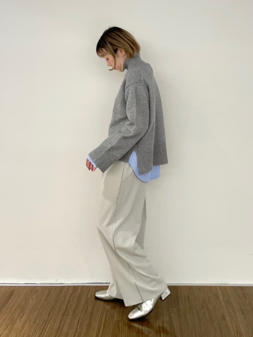 ベージュ系のその他パンツ、グレー系のニット/セーター、ブルー系のシャツ/ブラウスを着用したレディースの秋コーディネートの5枚目の写真