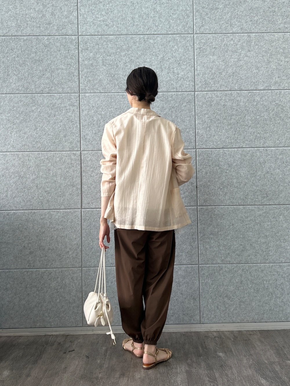 ホワイト系のTシャツ/カットソー、ピンク系のテーラードジャケット、ブラウン系のその他パンツを着用したレディースの夏コーディネートの4枚目の写真
