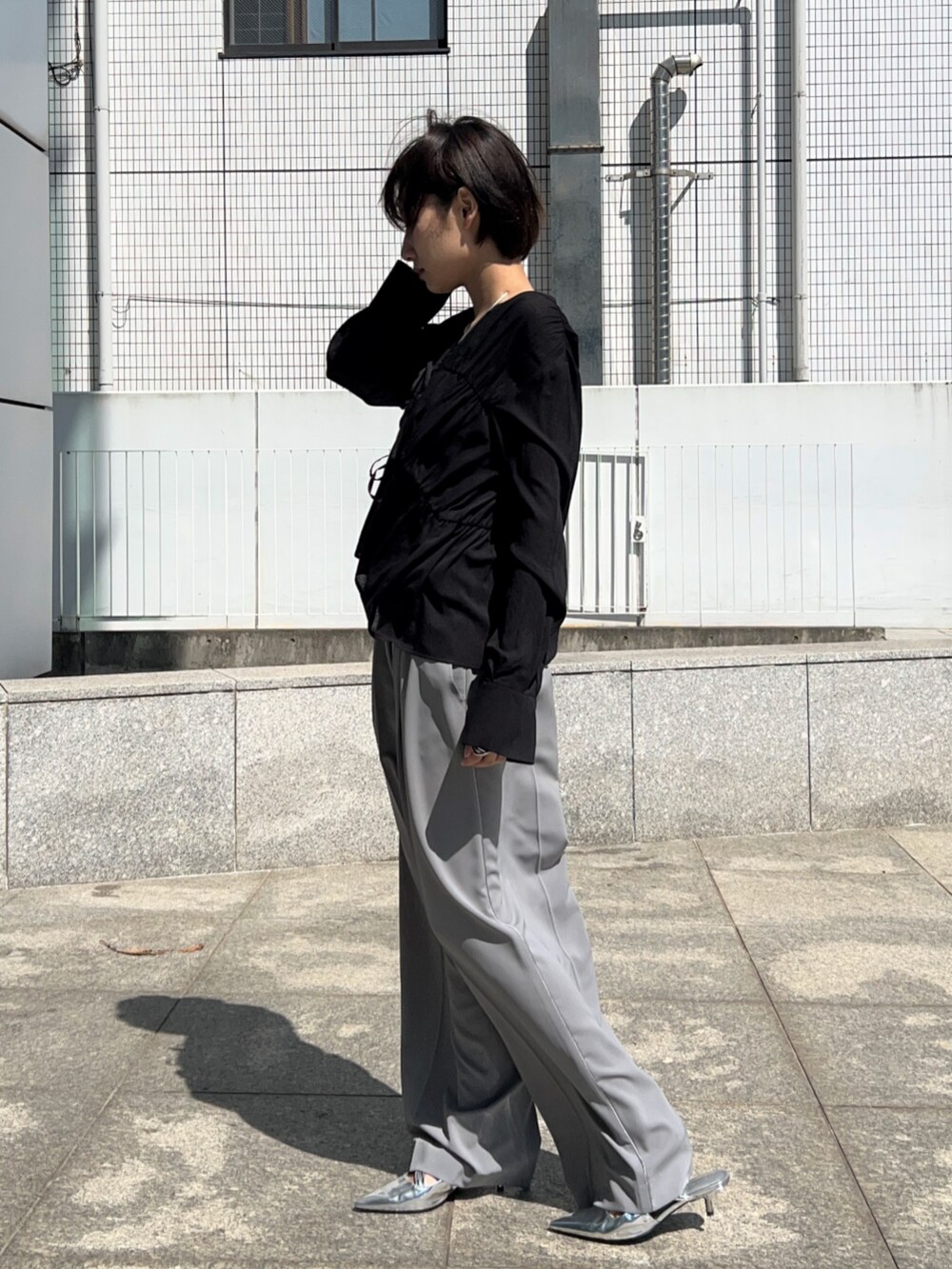グレー系のその他パンツ、ブラック系のシャツ/ブラウス、ブラック系のタンクトップを着用したレディースの春コーディネートの4枚目の写真
