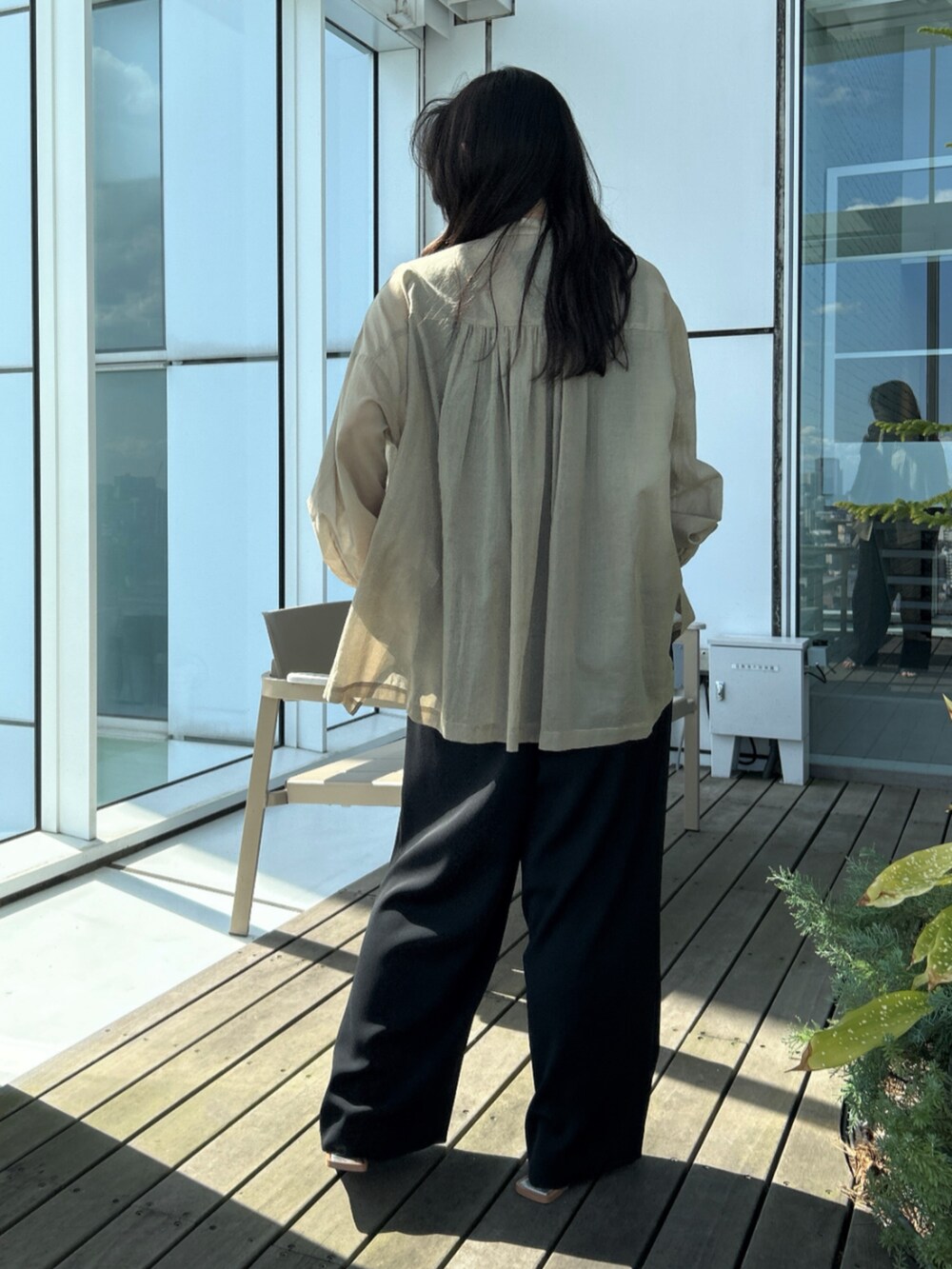 「大人カジュアル、大人かわいい、おでかけコーデ、リラックススタイル、春服コーデ、シンプル・ベーシック、ブラウスコーデ、シアートップス、ラクチンコーデ、ロンパース、カーキ、大人コーデ、春夏コーデ、夏コーデ、ootd」｜「cloencの【手洗い可／セレモニー】ダブルクロスサロペットワンピース（サロペット/オーバーオール、ブラック系）」を使った、cloencさん（レディース・157cm）の春コーディネートの6枚目の写真
