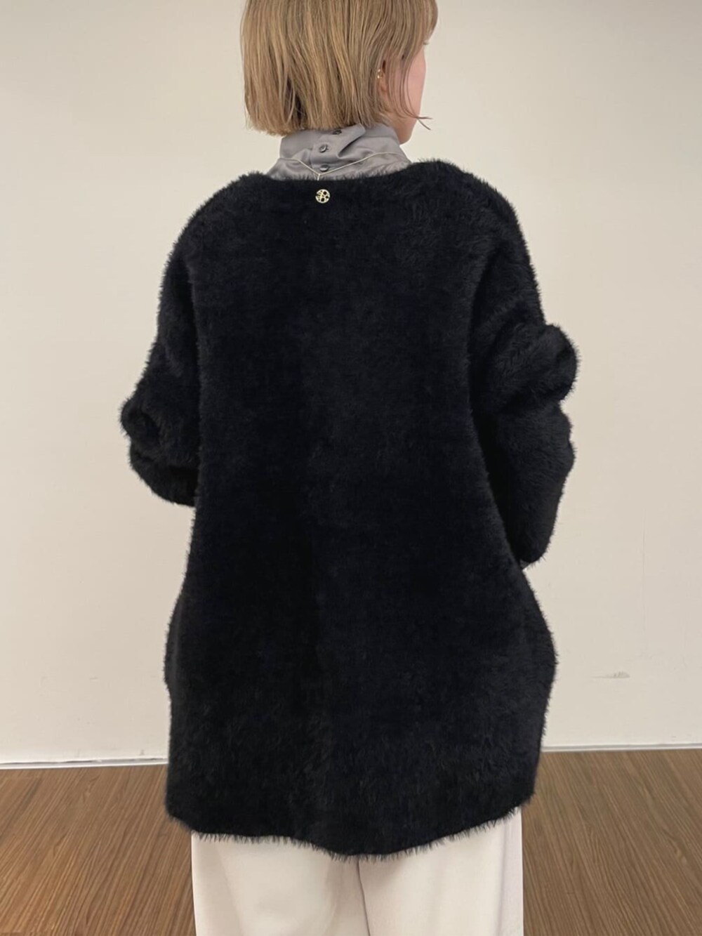 ブラック系のカーディガン/ボレロ、ベージュ系のその他パンツ、グレー系のシャツ/ブラウスを着用したレディースの秋コーディネートの8枚目の写真