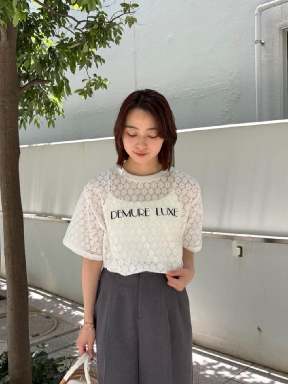 「半袖シャツ、シアートップス、ショートパンツ、休日スタイル、お出かけコーデ、サンダル、夏コーデ、オトナカワイイ、おでかけコーデ、楽チンコーデ、おでかけ服、きれいめコーディネート、レース、シアーシャツ、キレイめ」｜「cloencの【セットアップ／手洗い可】リネンブレンドハーフパンツ（その他パンツ、グレー系）」を使った、cloencさん（レディース・158cm）の夏コーディネートの4枚目の写真
