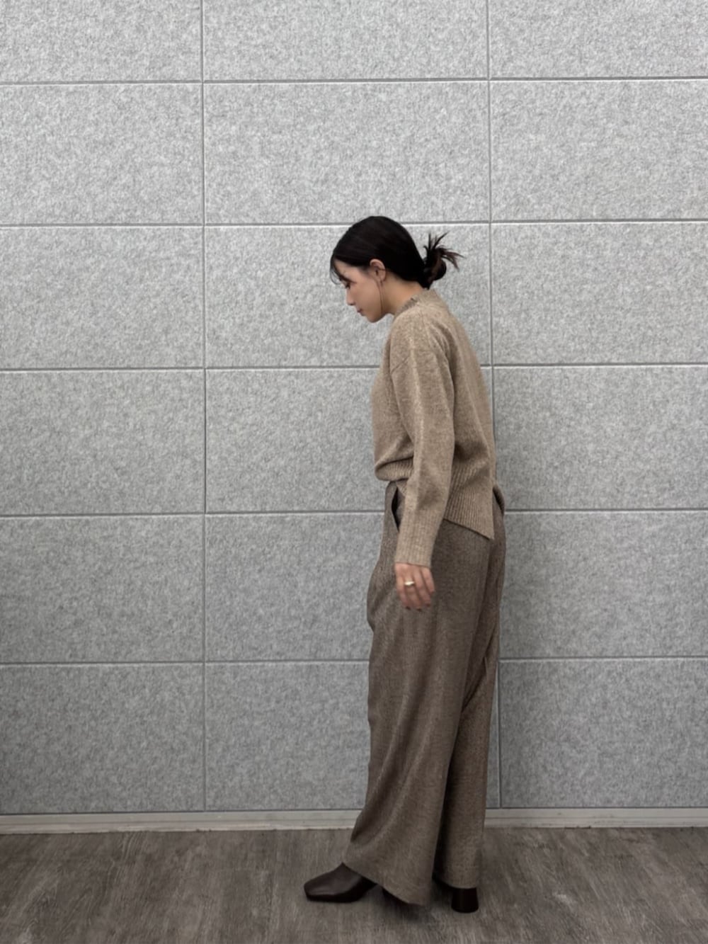 ブラウン系のその他パンツ、ベージュ系のニット/セーターを着用したレディースの秋コーディネートの4枚目の写真