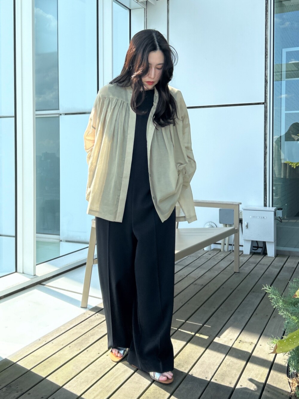 「大人カジュアル、大人かわいい、おでかけコーデ、リラックススタイル、春服コーデ、シンプル・ベーシック、ブラウスコーデ、シアートップス、ラクチンコーデ、ロンパース、カーキ、大人コーデ、春夏コーデ、夏コーデ、ootd」｜「cloencの【手洗い可／セレモニー】ダブルクロスサロペットワンピース（サロペット/オーバーオール、ブラック系）」を使った、cloencさん（レディース・157cm）の春コーディネートの3枚目の写真