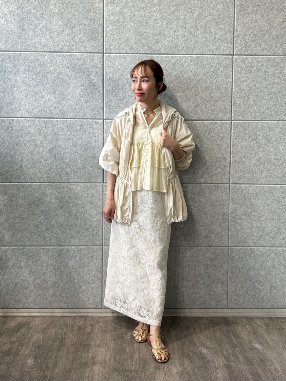 イエロー系のシャツ/ブラウス、ホワイト系のブルゾン、ホワイト系のスカートを着用したレディースの春コーディネートの2枚目の写真