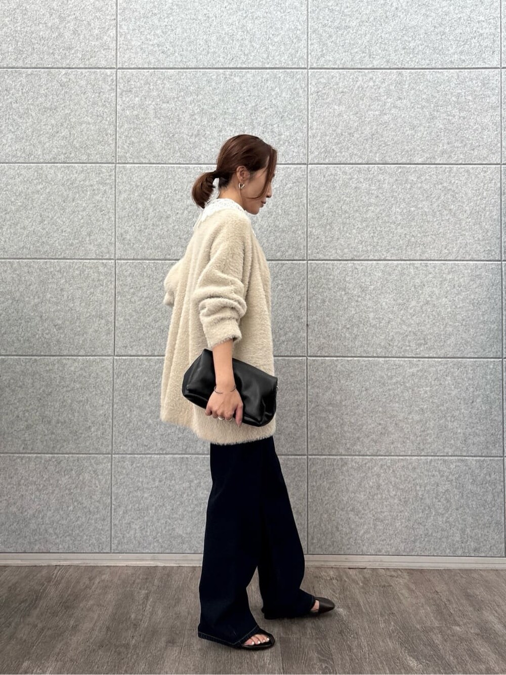 ブラウン系のTシャツ/カットソー、ベージュ系のカーディガン/ボレロ、ブルー系のデニムパンツを着用したレディースの秋コーディネートの3枚目の写真