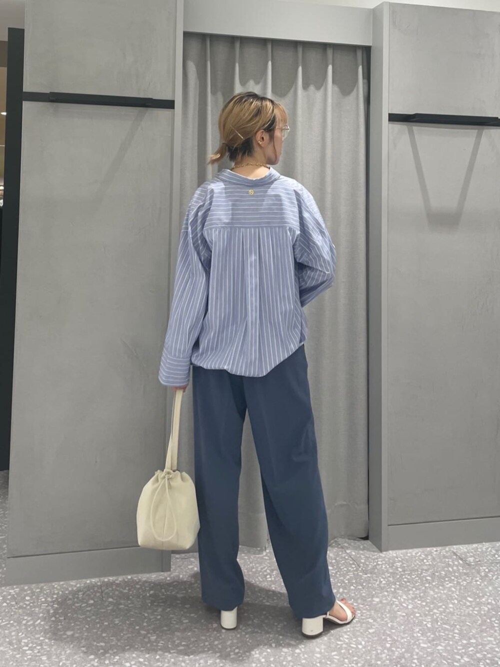 ブルー系のその他パンツ、ブルー系のシャツ/ブラウスを着用したレディースの秋コーディネートの5枚目の写真