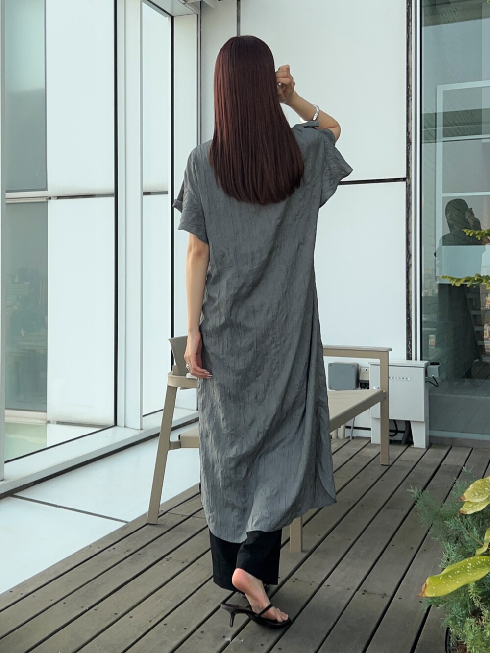 グレー系のワンピース、ブラック系のその他パンツを着用したレディースの春コーディネートの5枚目の写真