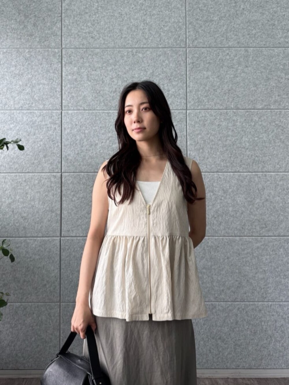 ホワイト系のタンクトップ、グリーン系のスカート、ベージュ系のシャツ/ブラウスを着用したレディースの夏コーディネートの5枚目の写真