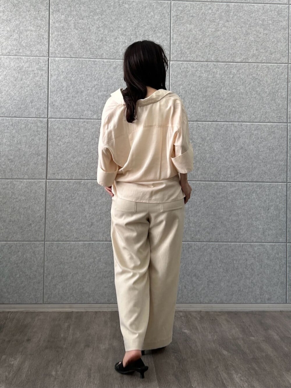 ホワイト系のタンクトップ、ホワイト系のその他パンツ、ベージュ系のシャツ/ブラウスを着用したレディースの夏コーディネートの4枚目の写真